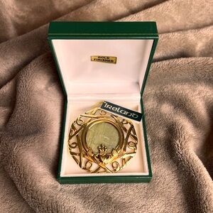 VINTAGE Gold Ireland Claddagh Crown Heart Brooch with Green Stone in Box